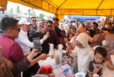 Jajan di Sentra UMKM Maliosewu, Jokowi Dapat Sambutan Meriah dari Warga