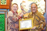 Jerry Hermawan Lo Dapat Penghargaan Tokoh Peduli Olahraga