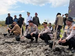 Kapolda Riau Tanam Kembali Hutan Mangrove yang Dirusak di Rohil