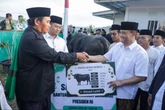 Salat Iduladha Bareng Warga Huntara Tegal, Gubernur Jateng Serahkan Sapi Kurban 906 Kg