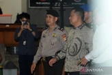 Sudah Larut Malam jadi Alasan Febrie Enggak Pakai Rompi, yaelah