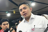 Fadli Zon yang Jalan Kaki, Netizen yang Kepanasan Lihat Seskab Teddy Nyetir Mobil Golf
