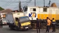 Detik-Detik Truk Terobos Perlintasan di Semarang Tertabrak KA Harina, Lihat!