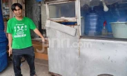 Driver Taksi Online di Palembang Tabrak Gerobak Penjual Gorengan