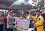 Kapolrestabes Palembang Bagikan Makanan dan Minuman Gratis Kepada Mahasiswa Seusai Berdemonstrasi
