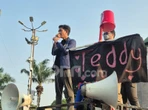 Demo Mahasiswa di DPR, Massa Kritik Kebijakan Menaikkan Harga BBM saat Tengah Malam