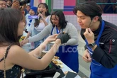Brisia Jodie Disuapi Ayam Garlic Korea oleh Chef Alden di PRJ 2025, Pengunjung Histeris