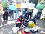 Protes SPMB Jawa Barat, Ibu-Ibu di Bandung Masak Bala-Bala dan Cireng di Depan Kantor DPRD