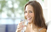 6 Khasiat Luar Biasa Minum Air Hangat Setiap Pagi