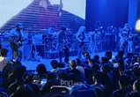 Tampil Intens, Nothing Mainkan Lagu Baru di Jakarta