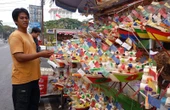 Menjelang HUT RI, Penjual Miniatur Kapal Hias & Pesawat di Palembang Panen Rezeki