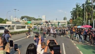 Demo di DPR, Mahasiswa Tuntut Kesejahteraan Guru Honorer & Tolak Pemborosan Negara