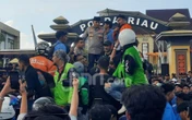 Temui Massa Pengunjuk Rasa, Irjen Heryawan Minta Maaf & Ajak Demonstran Doakan Affan
