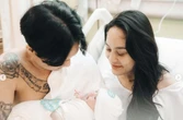 Hangatnya Pelukan DJ Bravy untuk Baby Andrew, Posenya Tanpa Pakaian Disorot