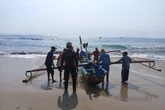 Perahu Terbalik Diterjang Ombak Besar, Satu Nelayan Pesisir Barat Hilang