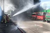 Tumpukan Ban Bekas di Surabaya Kebakaran, 21 Unit Damkar Dikerahkan
