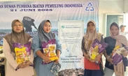 SuRCI Berbagi Kebahagiaan kepada Pengumpul Sampah di TPA Bantar Gebang