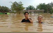 Banjir Merendam Ponpes Darul Ulum, 2 Santri Tetap Tersenyum