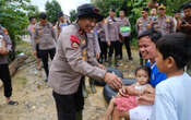 Momen Brigjen Jossy Jadi Pelipur Lara Warga Kampar di Tengah Bencana Banjir