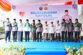 Irjen Agus Dampingi Kapolri Sambangi Dua Pesantren Besar di Jawa Timur
