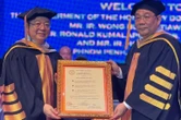 Hendra Mulyono Raih Gelar Doktor Kehormatan dari University of Cambodia