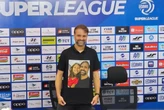 Ternyata Ini Alasan Pelatih Persija Pakai Baju Itu, Luar Biasa