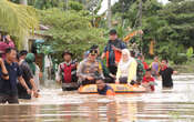 Banjir di Banyuasin, AKBP Ruri dan Bupati Askolani Bagikan Sembako untuk Masyarakat Terdampak