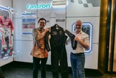 Lamborghini Squadra Corse Beri Memorabilia Spesial kepada Pertamina Lubricants