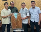 Suku Sakai Berterima Kasih kepada Prabowo Atas Pemulihan Hutan di Bengkalis, Serahkan Baju To’ok  