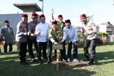 Tekan Emisi Karbon, Polda Riau Gencarkan Penanaman Pohon  
