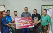 Senator Angelo Serahkan Bantuan Kepada Masyarakat Ende untuk Pembangunan Rumah Ibadah