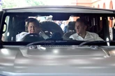 Prabowo Menyopiri Macron Naik Maung Pindad, Anak SD Melambaikan Tangan