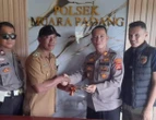 Polsek Muara Padang Terima Satu Pucuk Senpira dari Kades Sidomulyo