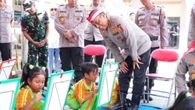Gelar Bakti Sosial di Semarang, Wakapolri Beri Bantuan & Semangati Anak-Anak