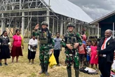 Pasukan Koops Habema TNI Bersama Masyarakat Gotong Royong Bantu Pembangunan Gereja di Papua