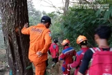 Tim SAR Mengevakuasi 2 Remaja yang Jatuh dari Puncak Mega Gunung Puntang