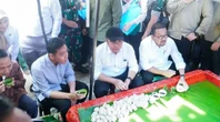 Mencicipi Pempek Langsung di Pasar 16 Ilir Palembang, Gibran: Rasanya Beda
