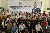 Ahmad Sahroni Salurkan Beasiswa Program Indonesia Pintar di Jakut dan Jakbar