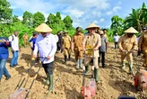 Mendes Yandri Buktikan Komitmen Bangun Papua Lewat Tanam Jagung Bersama Warga