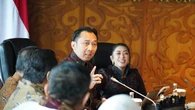 Mengingat Memori Mobil Pintar, Ibas Berpantun di Depan Mertua tentang Cinta