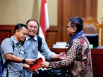 Saat Hasto Serahkan Buku Spritualitas PDIP kepada Jaksa KPK