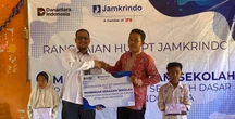 Dukung Pendidikan Berkualitas, Jamkrindo Salurkan Ribuan Seragam dan Perangkat TIK