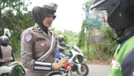 Jangan Salah Menduga ya, Polwan Cantik Itu Tidak Sedang Menilang, Merdeka!