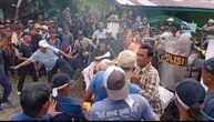 Demo Simpatisan Paslon Suryatati-Ii Sumirat di Bawaslu Bengkulu Selatan Berujung Ricuh