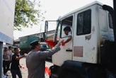 Semarakkan HUT Ke-80 RI, Kapolres Priok Bagikan Bendera Merah Putih ke Sopir Truk