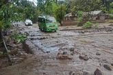 Akses Jalan Trans Flores Dibanjiri Lahar Dingin Gunung Lewotobi Laki-Laki