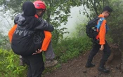 Begini Evakuasi Pendaki Wanita Asal Bekasi yang Kolaps di Gunung Sindoro