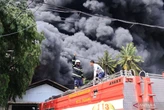 Pabrik Karet di Padang Kebakaran, Damkar dari Berbagai Daerah Dikerahkan Bantu Padamkan Api
