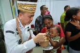 Tinjau Puskesmas Kosiwo, Pj Gubernur Papua Beri Bantuan Vitamin-Susu Anak
