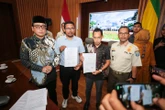 Bagi-bagi Bir Saat Event Lari, Komunitas Dihukum Bersihkan Balai Kota Bandung